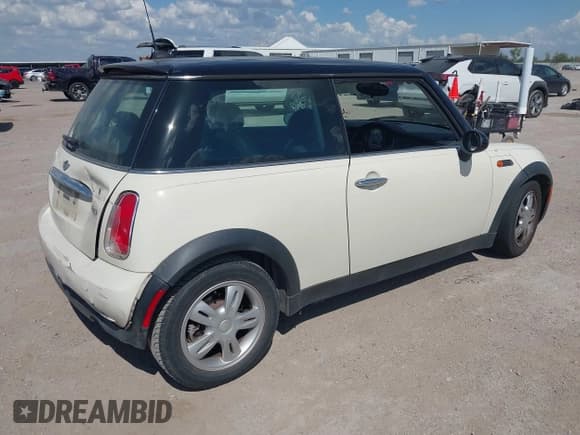 ✅ 2006 MINI Hardtop • VIN: WMWRC33516TK16824 • Lot: 43382472. Wystawiony na IAAI z przebiegiem 119 945 mil. Bezpłatny archiwum sprzedaży aukcyjnych z USA i szczegółowy raport historii pojazdu na DreamBid. Zdjęcie 4.