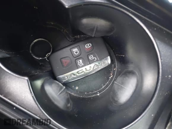 ✅ 2016 Jaguar XF 35t Prestige • VIN: SAJBK4BV9GCY11955 • Lot: 41640739. Wystawiony na IAAI z przebiegiem 83 047 mil. Bezpłatny archiwum sprzedaży aukcyjnych z USA i szczegółowy raport historii pojazdu na DreamBid. Zdjęcie 11.