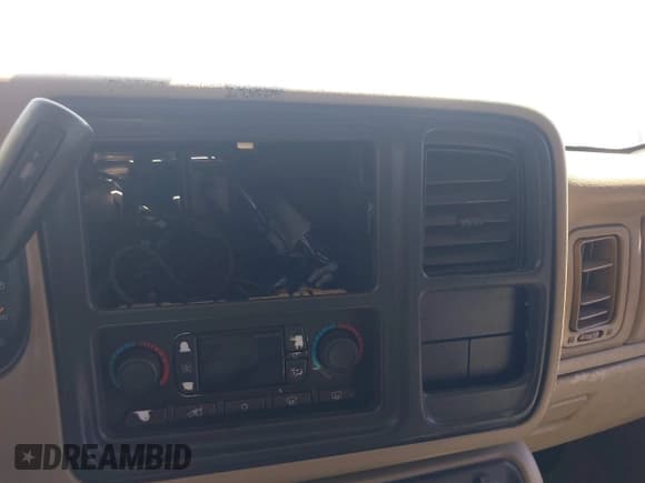 ✅ 2004 Chevrolet Suburban Z71 • VIN: 3GNFK16Z14G122679 • Lot: 41979958. Wystawiony na IAAI z przebiegiem 238 912 mil. Bezpłatny archiwum sprzedaży aukcyjnych z USA i szczegółowy raport historii pojazdu na DreamBid. Zdjęcie 13.