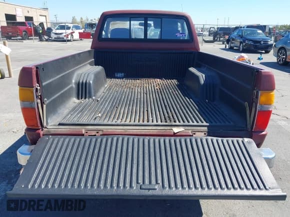 ✅ 1988 Toyota Pickup • VIN: JT4RN50A6J5133493 • Lot: 40299081. Listed on IAAI with 105,705 mi. Free auction sales archive from the USA and detailed vehicle history report at DreamBid. Image 8.