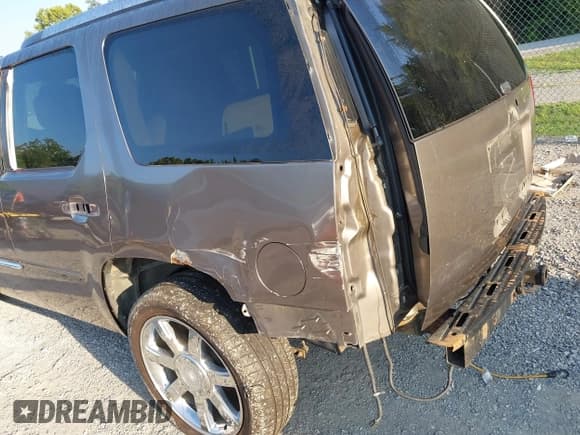 ✅ 2011 Cadillac Escalade • VIN: 1GYS4EEJ0BR152638 • Lot: 42787083. Wystawiony na IAAI z przebiegiem 164 066 mil. Bezpłatny archiwum sprzedaży aukcyjnych z USA i szczegółowy raport historii pojazdu na DreamBid. Zdjęcie 19.