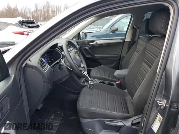 ✅ 2024 Volkswagen Tiguan S • VIN: 3VVFB7AX0RM039949 • Lot: 93084885. Wystawiony na Copart z przebiegiem 62 779 mil. Bezpłatny archiwum sprzedaży aukcyjnych z USA i szczegółowy raport historii pojazdu na DreamBid. Zdjęcie 7.