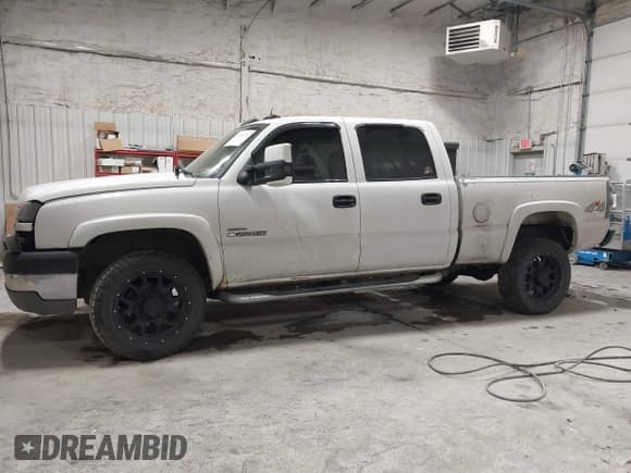 ✅ 2005 Chevrolet Silverado 2500HD LS • VIN: 1GCHK23275F823812 • Lot: 43520231. Wystawiony na IAAI z przebiegiem 227 443 mil. Bezpłatny archiwum sprzedaży aukcyjnych z USA i szczegółowy raport historii pojazdu na DreamBid. Zdjęcie 14.