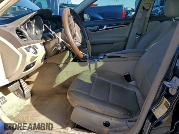 ✅ 2012 Mercedes-Benz C 250 Sport • VIN: WDDGF4HB9CR222620 • Lot: 95903085. Wystawiony na Copart z przebiegiem 144 041 mil. Bezpłatny archiwum sprzedaży aukcyjnych z USA i szczegółowy raport historii pojazdu na DreamBid. Zdjęcie 7.