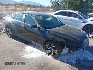 2025 Hyundai Elantra Limited with VIN KMHLN4DJ7SU139526, listed as a IAAI auction lot 43015292 with 17,191 mi miles and . Bid and sale history available at DreamBid. Image 1.