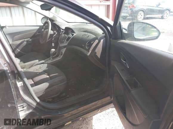 2015 Chevrolet Cruze LT z VIN 1G1PC5SBXF7250176, wystawiony jako IAAI lot #43239036 z przebiegiem 155 045 mil mil oraz . Historia ofert i sprzedaży dostępna na DreamBid. Obrazek 5.