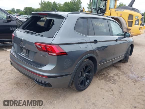 ✅ 2024 Volkswagen Tiguan SE R-Line Black • VIN: 3VV8B7AX9RM105729 • Lot: 43060610. Wystawiony na IAAI z przebiegiem 13 435 mil. Bezpłatny archiwum sprzedaży aukcyjnych z USA i szczegółowy raport historii pojazdu na DreamBid. Zdjęcie 4.