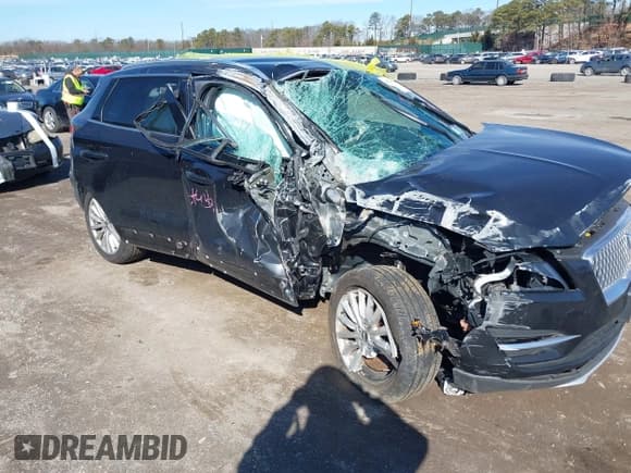 ✅ 2019 Lincoln MKC Standard • VIN: 5LMCJ1C99KUL03941 • Lot: 41743925. Listed on IAAI with 55,566 mi. Free auction sales archive from the USA and detailed vehicle history report at DreamBid. Image 6.