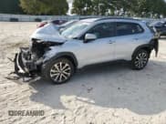 ✅ 2022 Toyota Corolla Cross XLE • VIN: 7MUEAAAG7NV004044 • Лот: 71435685. Опубликован ранее на Copart с пробегом 76 422 миль. Бесплатный доступ к архиву аукционных продаж из США и подробный отчёт об истории автомобиля на DreamBid. Изображение 1.