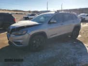 ✅ 2020 Jeep Cherokee Altitude • VIN: 1C4PJMLX7LD594966 • Lot: 88146765. Wystawiony na Copart z przebiegiem Nie podano. Bezpłatny archiwum sprzedaży aukcyjnych z USA i szczegółowy raport historii pojazdu na DreamBid. Zdjęcie 1.