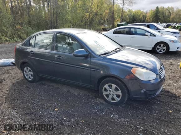 2009 Hyundai Accent L z VIN KMHCN45C79U345472, wystawiony jako Copart lot #75500404 z przebiegiem 143 940 mil mil oraz Czysty tytuł • Clean title. Historia ofert i sprzedaży dostępna na DreamBid. Obrazek 4.