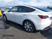 ✅ 2021 Tesla Model Y Standard Range • VIN: 5YJYGDED0MF103010 • Lot: 43613955. Wystawiony na IAAI z przebiegiem 29 356 mil. Bezpłatny archiwum sprzedaży aukcyjnych z USA i szczegółowy raport historii pojazdu na DreamBid. Zdjęcie 3.