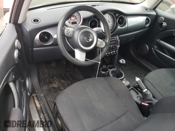 ✅ 2005 MINI Hardtop • VIN: WMWRC33475TC59069 • Лот: 51551605. Опубликован ранее на Copart с пробегом 87 900 миль. Бесплатный доступ к архиву аукционных продаж из США и подробный отчёт об истории автомобиля на DreamBid. Изображение 8.