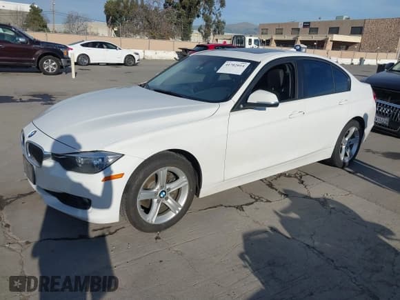 ✅ 2013 BMW 3 Series 328i xDrive • VIN: WBA3B5G54DNP40324 • Lot: 41702014. Wystawiony na IAAI z przebiegiem 126 932 mil. Bezpłatny archiwum sprzedaży aukcyjnych z USA i szczegółowy raport historii pojazdu na DreamBid. Zdjęcie 2.