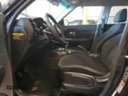 ✅ 2018 Kia Soul • VIN: KNDJN2A22J7553520 • Lot: 85864255. Wystawiony na Copart z przebiegiem 103 045 mil. Bezpłatny archiwum sprzedaży aukcyjnych z USA i szczegółowy raport historii pojazdu na DreamBid. Zdjęcie 7.