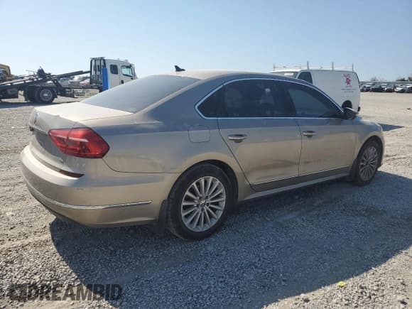 ✅ 2016 Volkswagen Passat SE • VIN: 1VWBS7A37GC037170 • Lot: 84639325. Wystawiony na Copart z przebiegiem 126 111 mil. Bezpłatny archiwum sprzedaży aukcyjnych z USA i szczegółowy raport historii pojazdu na DreamBid. Zdjęcie 3.