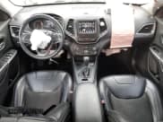 ✅ 2019 Jeep Cherokee Latitude Plus • VIN: 1C4PJLLB7KD223433 • Lot: 90227025. Wystawiony na Copart z przebiegiem 99 160 mil. Bezpłatny archiwum sprzedaży aukcyjnych z USA i szczegółowy raport historii pojazdu na DreamBid. Zdjęcie 8.