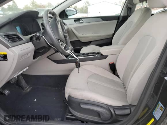 2017 Hyundai Sonata 2.4L z VIN 5NPE24AF1HH555127, wystawiony jako Copart lot #90714645 z przebiegiem 99 700 mil mil oraz Czysty tytuł • Clean title. Historia ofert i sprzedaży dostępna na DreamBid. Obrazek 7.