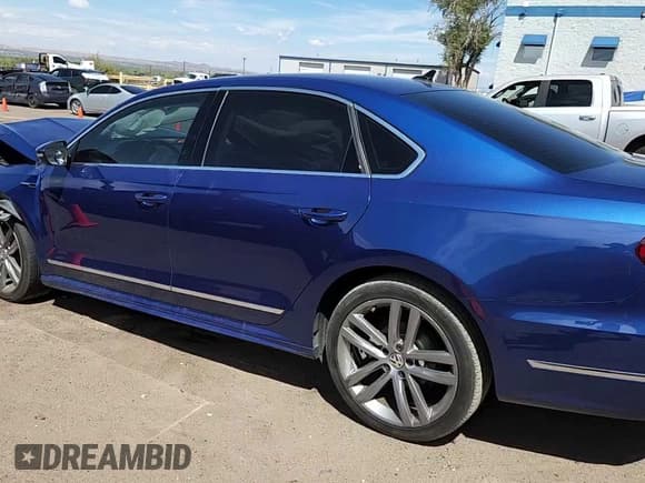 ✅ 2017 Volkswagen Passat R-Line • VIN: 1VWDT7A36HC003549 • Лот: 80028175. Опубликован ранее на Copart с пробегом 47 888 миль. Бесплатный доступ к архиву аукционных продаж из США и подробный отчёт об истории автомобиля на DreamBid. Изображение 13.