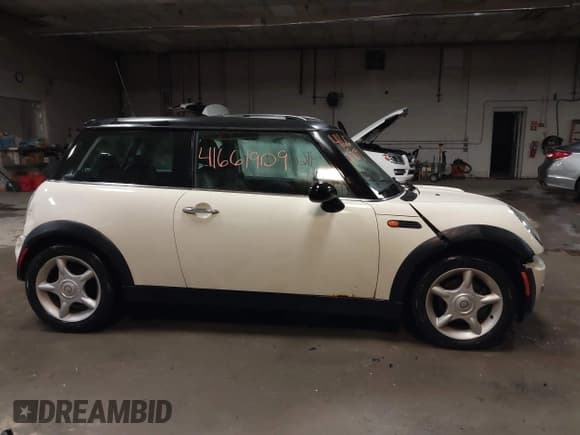 ✅ 2004 MINI Hardtop • VIN: WMWRC33404TC48963 • Lot: 41661909. Wystawiony na IAAI z przebiegiem 182 532 mil. Bezpłatny archiwum sprzedaży aukcyjnych z USA i szczegółowy raport historii pojazdu na DreamBid. Zdjęcie 13.