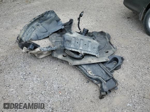 2018 Ford Escape SE z VIN 1FMCU9GD7JUA05961, wystawiony jako Copart lot #82458805 z przebiegiem Nie podano mil oraz Czysty tytuł • Clean title. Historia ofert i sprzedaży dostępna na DreamBid. Obrazek 13.