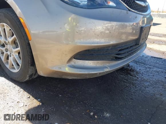 ✅ 2017 Chrysler Pacifica Touring • VIN: 2C4RC1DG7HR623290 • Lot: 43634444. Listed on IAAI with 175,817 mi. Free auction sales archive from the USA and detailed vehicle history report at DreamBid. Image 6.