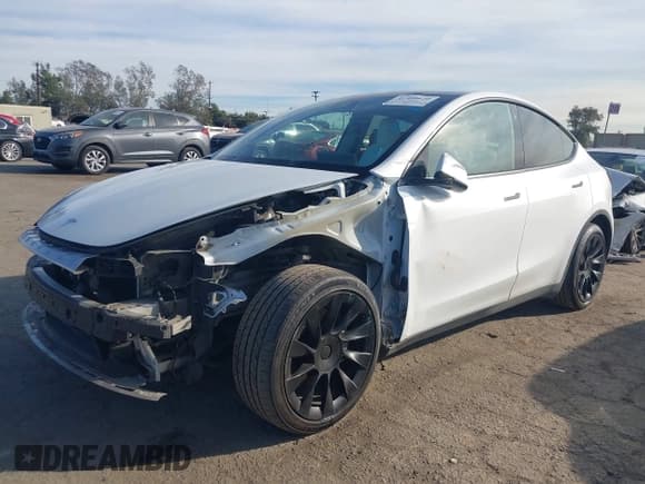 ✅ 2023 Tesla Model Y Long Range • VIN: 7SAYGDEE0PF631811 • Lot: 41400620. Wystawiony na IAAI z przebiegiem 81 358 mil. Bezpłatny archiwum sprzedaży aukcyjnych z USA i szczegółowy raport historii pojazdu na DreamBid. Zdjęcie 2.