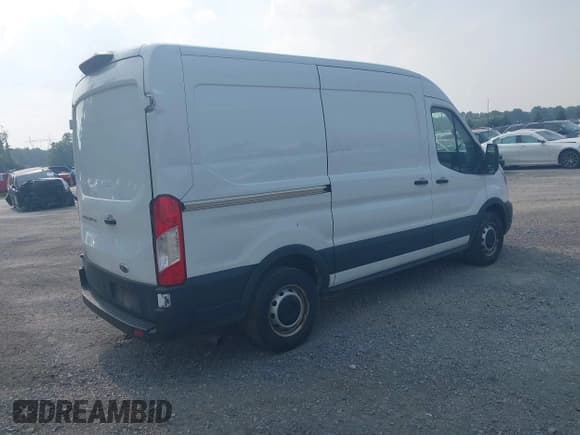✅ 2021 Ford Transit Cargo • VIN: 1FTYE1C83MKA79007 • Lot: 42823323. Wystawiony na IAAI z przebiegiem 124 898 mil. Bezpłatny archiwum sprzedaży aukcyjnych z USA i szczegółowy raport historii pojazdu na DreamBid. Zdjęcie 4.