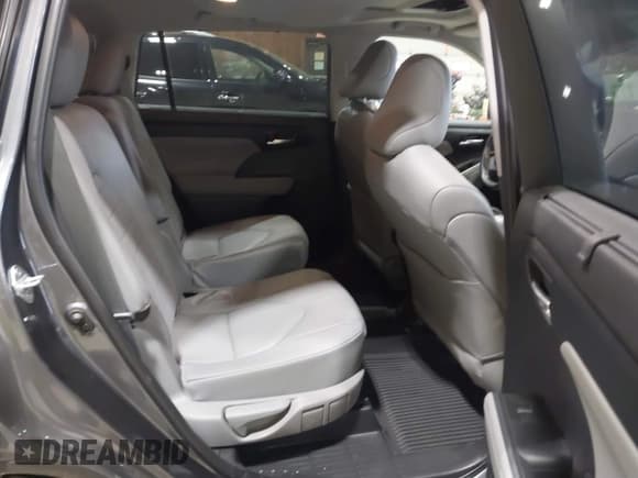 ✅ 2024 Toyota Highlander LE • VIN: 5TDKDRBH1RS541475 • Lot: 43758462. Listed on IAAI with 41,092 mi. Free auction sales archive from the USA and detailed vehicle history report at DreamBid. Image 8.