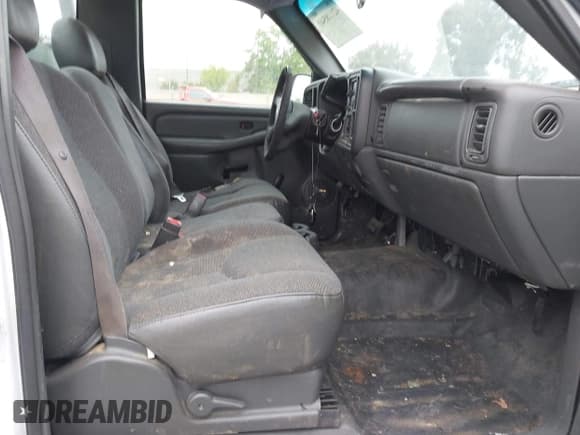 ✅ 2003 Chevrolet Silverado 2500HD Work Truck • VIN: 1GCHC24U73Z165045 • Lot: 42118541. Wystawiony na IAAI z przebiegiem 242 456 mil. Bezpłatny archiwum sprzedaży aukcyjnych z USA i szczegółowy raport historii pojazdu na DreamBid. Zdjęcie 5.