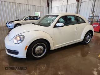 ✅ 2012 Volkswagen Beetle 2.5L • VIN: 3VWJX7AT0CM661933 • Lot: 69873055. Wystawiony na Copart z przebiegiem 132 835 mil. Bezpłatny archiwum sprzedaży aukcyjnych z USA i szczegółowy raport historii pojazdu na DreamBid. Zdjęcie 1.
